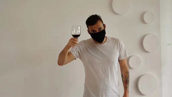 Beau Jeune Homme Masque Médical Noir Avec Verre Vin Sur — Photo