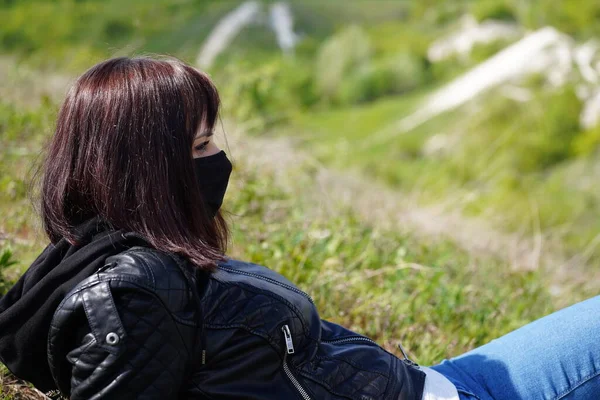 Großaufnahme Einer Jungen Frau Schwarzer Medizinischer Maske Und Legerer Kleidung — Stockfoto