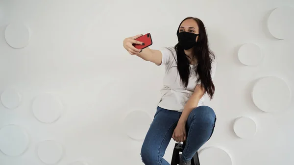 Mujer Joven Máscara Médica Negro Tomando Selfie Teléfono Inteligente Fondo — Foto de Stock