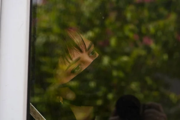 Портрет Вдумливої Жінки Коричневими Очима Спостерігаються Через Вікно — стокове фото