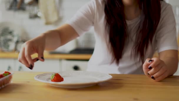 Kvinna Lägger Röd Färsk Jordgubbe Vit Tallrik Sittande Sitt Kök — Stockvideo