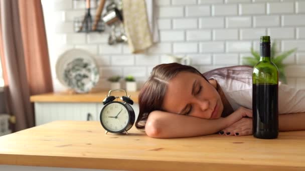 Seorang Wanita Alkoholik Tidur Dapur Pagi Hari Dekat Botol Anggur — Stok Video