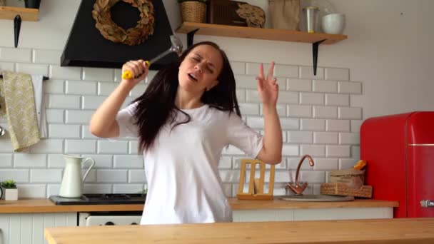 Radosna Czarnowłosa Kobieta Otwartymi Ustami Trzymająca Czarną Łyżkę Nowoczesnej Kuchni — Wideo stockowe
