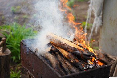 Chargrill 'deki ateşi yakın. Kuru çubuklar için için..