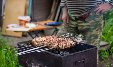 Şişte kızartılmış şiş kebap yakın çekim. Izgarada kızaran sulu barbekü..