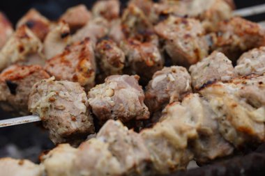 Şişte kızartılmış şiş kebap yakın çekim. Izgarada kızaran sulu barbekü..