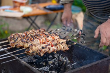 Şişte kızartılmış şiş kebap yakın çekim. Izgarada kızaran sulu barbekü..