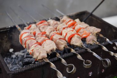 Şişler üzerindeki çiğ şiş kebabı kapat. Izgarada kızaran sulu barbekü..