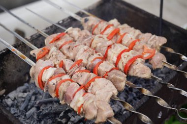 Şişler üzerindeki çiğ şiş kebabı kapat. Izgarada kızaran sulu barbekü..