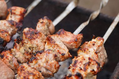 Şişte kızartılmış şiş kebap yakın çekim. Izgarada kızaran sulu barbekü..