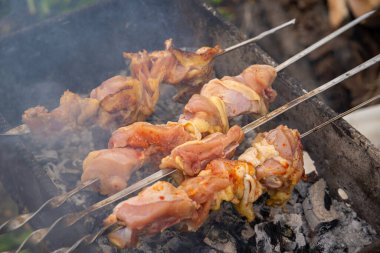 Şişler üzerindeki çiğ şiş kebabı kapat. Izgarada kızaran sulu barbekü..