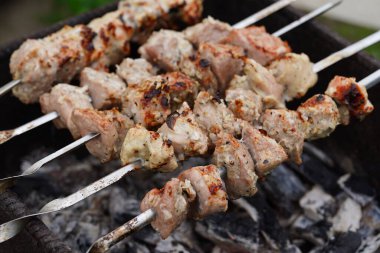 Şişte kızartılmış şiş kebap yakın çekim. Izgarada kızaran sulu barbekü..