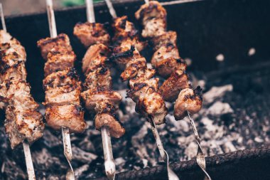 Şişte kızartılmış şiş kebap yakın çekim. Izgarada kızaran sulu barbekü..
