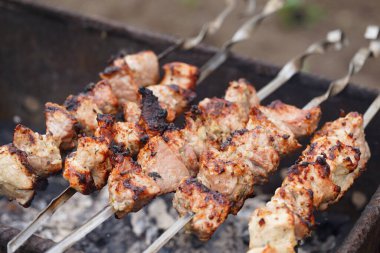 Şişte kızartılmış şiş kebap yakın çekim. Izgarada kızaran sulu barbekü..