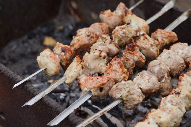 Şişte kızartılmış şiş kebap yakın çekim. Izgarada kızaran sulu barbekü..