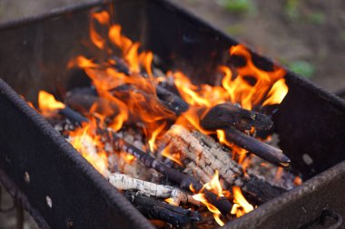 Chargrill 'deki ateşi yakın. Kuru çubuklar için için..