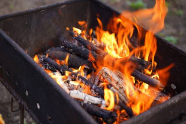 Chargrill 'deki ateşi yakın. Kuru çubuklar için için..