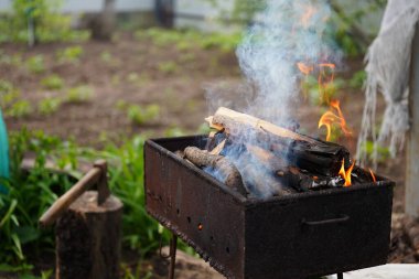 Chargrill 'deki ateşi yakın. Kuru çubuklar için için..
