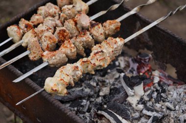 Şişte kızartılmış şiş kebap yakın çekim. Izgarada kızaran sulu barbekü..