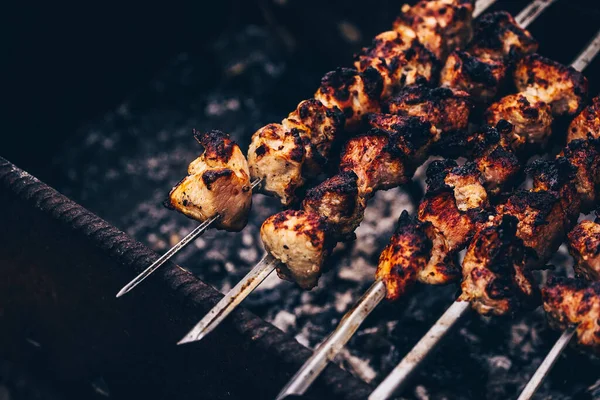 Primer Plano Shashlik Tostado Brochetas Asado Barbacoa Suculenta Chargrill —  Fotos de Stock