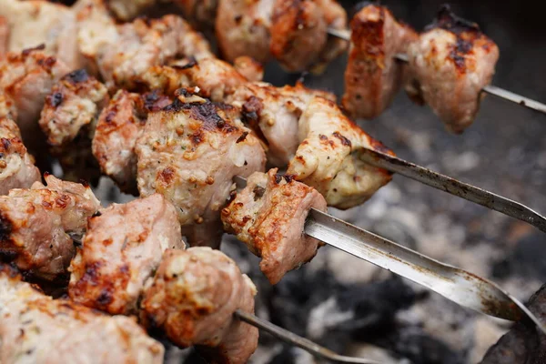 Şişte kızartılmış şiş kebap yakın çekim. Izgarada kızaran sulu barbekü..