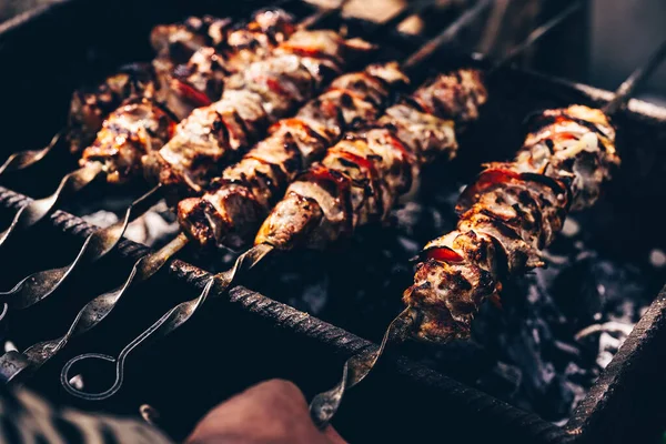 Primo Piano Shashlik Tostato Sugli Spiedini Succulenta Grigliata Arrosto Chargrill — Foto Stock