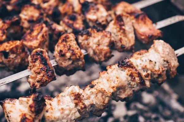 Primo Piano Shashlik Tostato Sugli Spiedini Succulenta Grigliata Arrosto Chargrill — Foto Stock