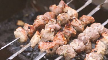 Şişte kızartılmış şiş kebap yakın çekim. Izgarada kızaran sulu barbekü..