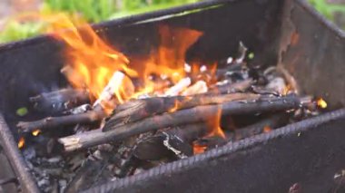 Chargrill 'deki ateşi yakın. Kuru çubuklar için için..