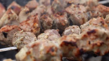 Şişte kızartılmış şiş kebap yakın çekim. Izgarada kızaran sulu barbekü..