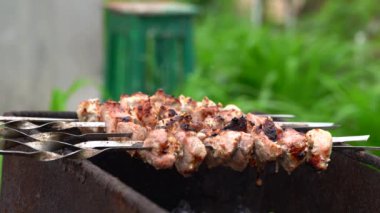 Şişte kızartılmış şiş kebap yakın çekim. Izgarada kızaran sulu barbekü..