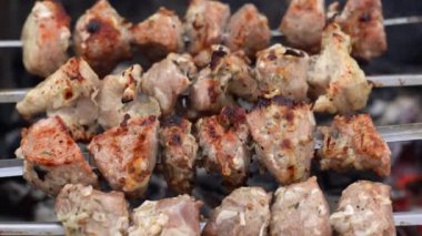Şişte kızartılmış şiş kebap yakın çekim. Izgarada kızaran sulu barbekü..