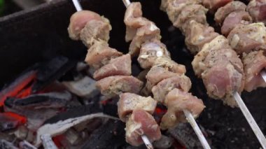 Şişler üzerindeki çiğ şiş kebabı kapat. Izgarada kızaran sulu barbekü..