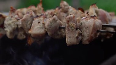 Şişler üzerindeki çiğ şiş kebabı kapat. Izgarada kızaran sulu barbekü..