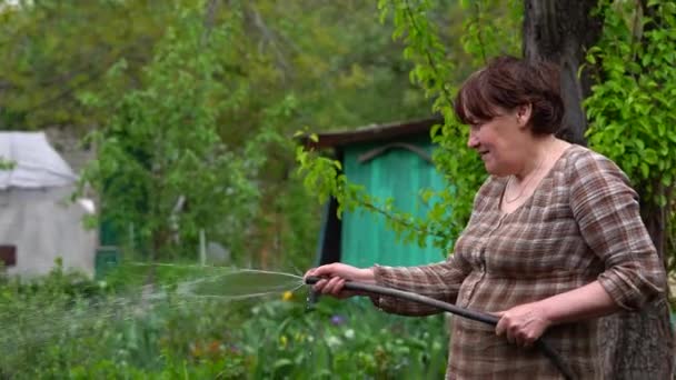 Volwassen Vrouw Water Geven Tuin Met Slang Oudere Vrouwelijke Verkering — Stockvideo