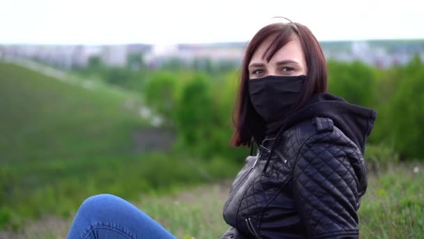 Närbild Ung Kvinna Svart Medicinsk Mask Och Casual Kläder Ligger — Stockvideo