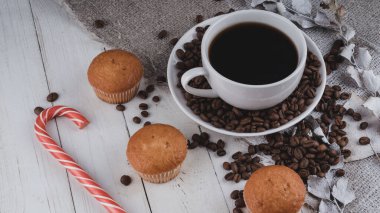 Yeşil bulanık arkaplandaki beyaz narsisi kapat. Açık havada güneşli havada güzel bir çiçek.