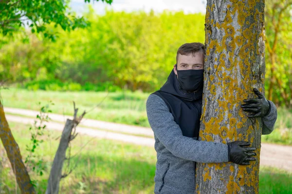 Adulto Sexo Masculino Apreciando Natureza Campo Período Coronavírus Epidemia Infecção — Fotografia de Stock