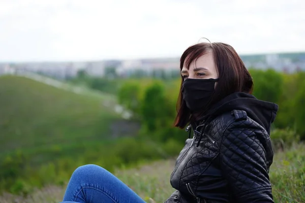 Junge Frau Schwarzer Medizinischer Maske Und Legerer Kleidung Sitzt Einem — Stockfoto