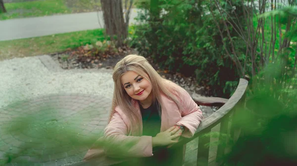 Portrait Beautiful Girl Sitting Bench Green Vegetation — Stock Photo, Image