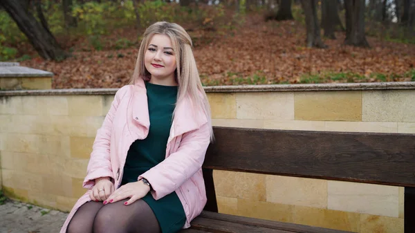 Young Beautiful Woman Casual Clothes Sitting Bench Autumn Park — ストック写真