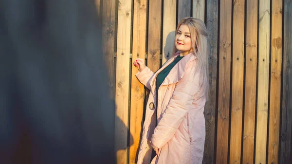 Портрет Красивой Девушки Позирующей Деревянного Забора Закате Весной — стоковое фото