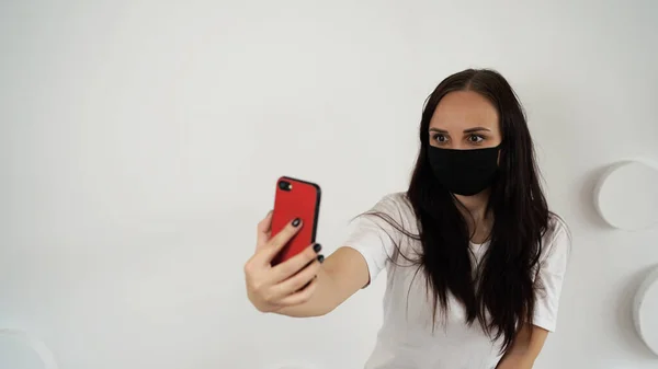 Mujer Joven Máscara Médica Negro Tomando Selfie Teléfono Inteligente Fondo — Foto de Stock