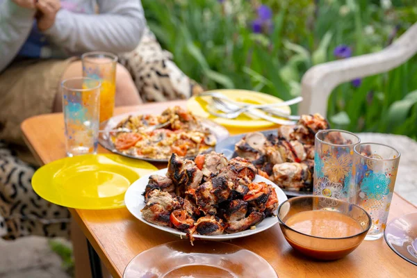 Närbild Rostade Shashlik Tallriken Saftig Grill Med Tomater Bordet Begreppet — Stockfoto
