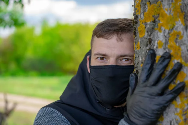 Erwachsene Männer Genießen Die Natur Auf Dem Land Bei Coronavirus — Stockfoto