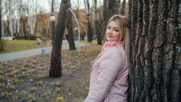 Donna Piuttosto Calma Che Tocca Albero Guarda Fotocamera Nella Foresta — Foto Stock