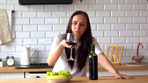 Jonge Vrouw Die Rode Wijn Drinkt Aan Tafel Close Van — Stockvideo