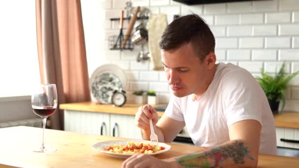 Genç Adam Beyaz Tabaktan Yemek Yiyor Yetişkin Adam Mutfakta Yemek — Stok video