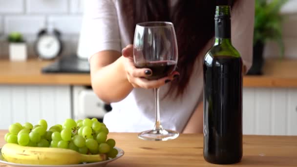 Jovem Bebendo Vinho Tinto Mesa Close Adulto Fêmea Leva Copo — Vídeo de Stock