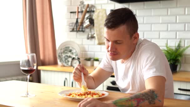 Jovem Comendo Prato Prato Branco Adulto Cara Mastigar Comida Mesa — Vídeo de Stock